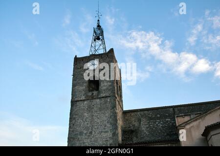 Construction architecturale de la partie supérieure d'une église d'architecture gothique dans laquelle le clocher avec l'horloge et les cloches sont vus en premier. Banque D'Images