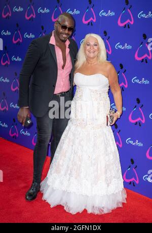 LONDRES, ANGLETERRE - 25 AOÛT : Ben Ofoedu et Vanessa Feltz assistent à la « Cendrillon » d'Andrew Lloyd Webber au Gillian Lynne Theatre le 25 août 2021 à Banque D'Images