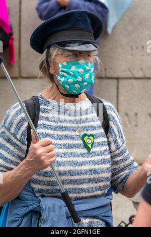 Londres, Royaume-Uni. 26 août 2021. Un vieux manifestant vu pendant la manifestation.extinction la manifestation impossible de la rébellion se poursuit alors que les manifestants marchent depuis Hyde Park à Londres sous le thème « faire mal » contre le changement climatique, le réchauffement climatique, et prévoit de cibler la cause profonde de la crise climatique et écologique et d’exiger du gouvernement qu’il se retire des entreprises de combustibles fossiles. Crédit : SOPA Images Limited/Alamy Live News Banque D'Images