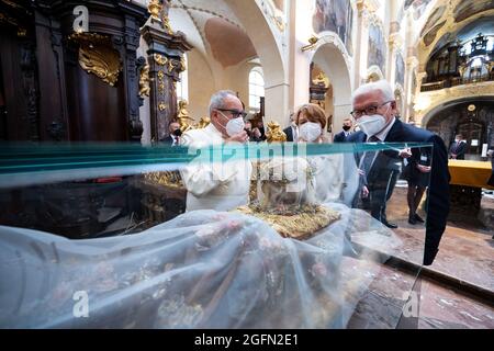 Prag, République tchèque. 26 août 2021. Le président fédéral Frank-Walter Steinmeier et son épouse Elke Büdenbender sont guidés par Gejza Sidlovsky (l), directeur de la bibliothèque Strahov, et regardent les os de Saint Norbert (Norbert de Xanten), fondateur de l'ordre prémonstratensien et ancien archevêque de Magdebourg, dans le monastère. Le Président fédéral Steinmeier et sa femme sont en visite de trois jours en République tchèque. Credit: Bernd von Jutrczenka/dpa/Alamy Live News Banque D'Images