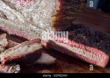 ​​brisket tranché sur une planche en bois avec espace de copie et lumière légère Banque D'Images