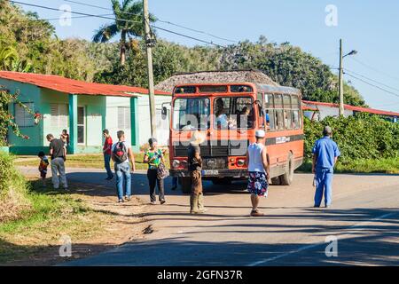 VINALES, CUBA - 18 FÉVRIER 2016 : passagers d'un bus local près de Vinales Banque D'Images