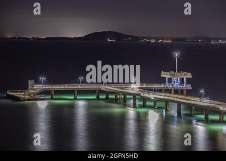 Burgas est l'une des villes les plus vibrantes de Bulgarie, ayant une large plage publique et de l'eau turquoise.vue de nuit incroyable de Burgas Pier.Burgas Bulgarie Banque D'Images