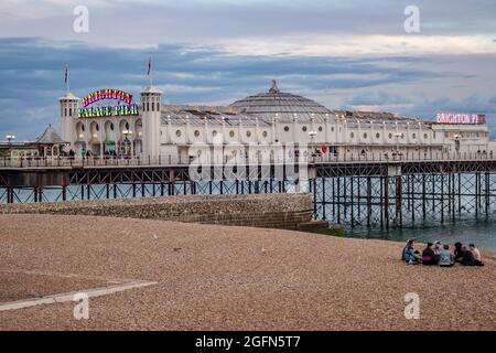 Coucher de soleil sur Brighton Pier, Angleterre, Royaume-Uni plage, Angleterre Sumer, Royaume-Uni vacances. Brighton, Angleterre Banque D'Images