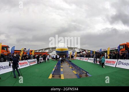 Hostomel, Ukraine. 26 août 2021. HOSTOMEL, UKRAINE - 26 AOÛT 2021 - l'Antonov an-225 Mriya, l'avion le plus lourd jamais construit, Est photographié à l'aérodrome d'Antonov alors que huit hommes forts ukrainiens doivent établir le record pour tirer l'avion en célébration des 30 ans d'indépendance de l'Ukraine et du 75e anniversaire de la compagnie Antonov, Hostomel, région de Kiev, dans le nord de l'Ukraine. Les athlètes ont tiré l'avion 285t sur quatre mètres et 30 centimètres en une minute et 13 secondes. Credit: UKRINFORM/Alamy Live News Banque D'Images