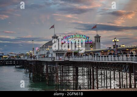 Coucher de soleil sur Brighton Pier, Angleterre, Royaume-Uni plage, Angleterre Sumer, Royaume-Uni vacances. Brighton, Angleterre Banque D'Images