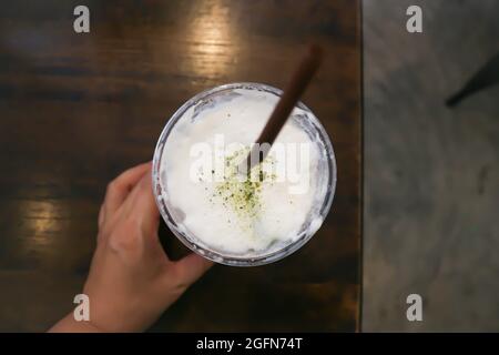 thé vert, thé vert macha ou latte macha pour servir Banque D'Images