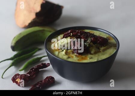 Un plat d'accompagnement à base de yaourt au cumin avec de la banane crue et de l'igname d'éléphant cuit dans une sauce à la noix de coco. Un plat principal d'accompagnement de repas d'Onam appelé communément Ka Banque D'Images