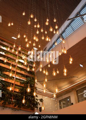 Hall de la bibliothèque centrale d'Ogre avec lampes LED suspendues et plafond en bois, ville d'Ogre, Lettonie Banque D'Images