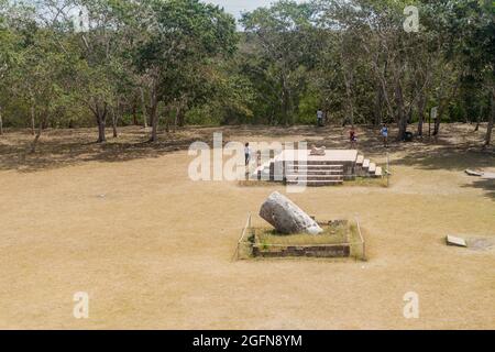 UXMAL, MEXIQUE - 28 FÉVRIER 2016 : les touristes visitent les ruines de l'ancienne ville maya Uxmal, Mexique Banque D'Images