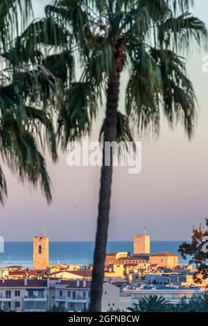 FRANCE, ALPES-MARITIMES (06) LE VIEIL ANTIBES AU COUCHER DU SOLEIL Banque D'Images