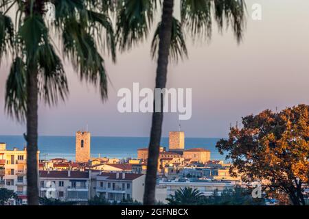 FRANCE, ALPES-MARITIMES (06) LE VIEIL ANTIBES AU COUCHER DU SOLEIL Banque D'Images