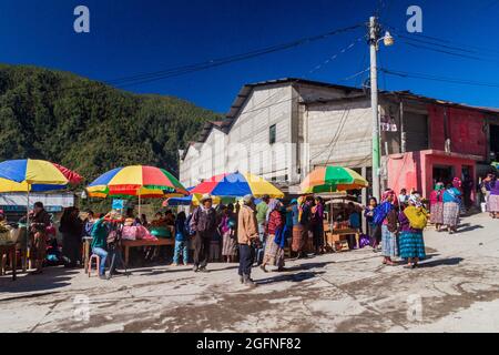 SAN MATEO IXTATAN, GUATEMALA, 19 MARS 2016 : les autochtones locaux dans une rue du village de San Mateo Ixtatan. Banque D'Images