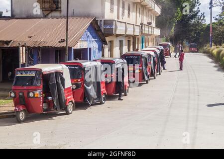 QUETZALTENANGO, GUATEMALA - 21 MARS 2016 : des tuk attendent dans une file d'attente Banque D'Images