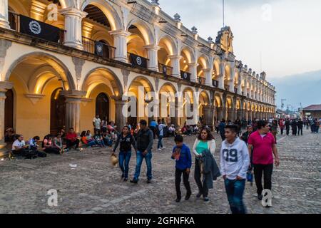 ANTIGUA, GUATEMALA - 25 MARS 2016 : présence de foules sur la place Plaza Mayor, dans la ville d'Antigua Guatemala, au Guatemala. Banque D'Images