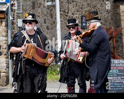 The Barrel Border Morris Dancers musiciens au Bude-Stratton Heritage Festival, Bude, Cornwall, Royaume-Uni 25/07/2021 Banque D'Images