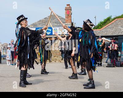 The Barrel Border Morris Dancers musiciens au Bude-Stratton Heritage Festival, Bude, Cornwall, Royaume-Uni 25/07/2021 Banque D'Images