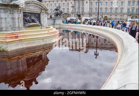 Londres, Royaume-Uni. 26 août 2021. Des activistes de la rébellion animale ont rempli et couvert les fontaines du Victoria Memorial à l'extérieur de Buckingham Palace avec du sang factice, pour protester contre l'utilisation par la famille royale de ses vastes terres pour l'agriculture animale et la chasse. (Crédit : Vuk Valcic / Alamy Live News) Banque D'Images