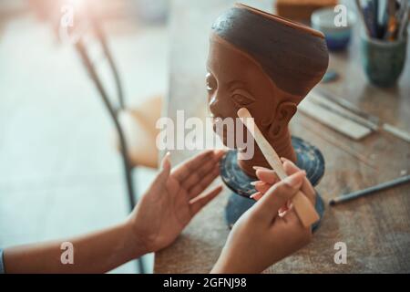 Femme potter travaillant avec la sculpture en argile dans un studio de poterie Banque D'Images