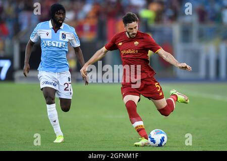 Roma, Italie. 26 août 2021. Gervinho Gervais Lombe Yao Kouassi de Trabzonspelr et Matias Vina d'AS Roma pendant la ligue de conférence jouer au deuxième match de football de jambe entre AS Roma et Trabzonspelr au stade Olimpico à Rome (Italie), le 26 août 2021. Photo Antonietta Baldassarre/Insidefoto Credit: Insidefoto srl/Alay Live News Banque D'Images