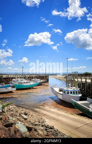 Bateaux de pêche dans le port d'Alma, Nouveau-Brunswick, Canada. Cette région de la baie de Fundy a une portée maximale de marée de plus de 50 pieds (16 mètres) an Banque D'Images