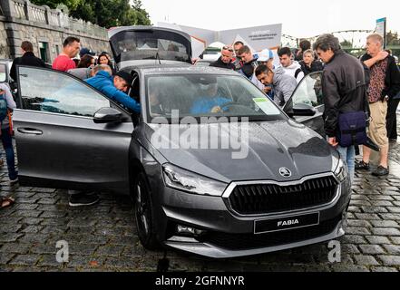 Prague, République tchèque. 26 août 2021. La voiture Skoda Fabia de quatrième génération est exposée en première mondiale à l'exposition 'Auta na naplavce' à Prague, République Tchèque, le 26 août 2021. Crédit : Roman Vondrous/CTK photo/Alay Live News Banque D'Images