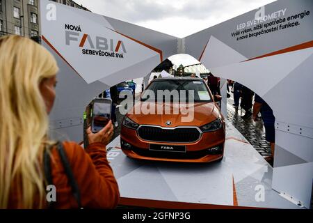 Prague, République tchèque. 26 août 2021. La voiture Skoda Fabia de quatrième génération est exposée en première mondiale à l'exposition 'Auta na naplavce' à Prague, République Tchèque, le 26 août 2021. Crédit : Roman Vondrous/CTK photo/Alay Live News Banque D'Images