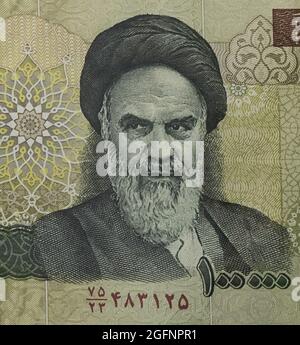 Gros plan sur le billet de Rial contre le dirigeant religieux iranien Ruhollah Khomeini Banque D'Images