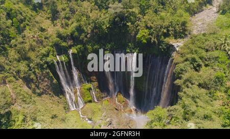 Vue aérienne, la SEWU coban cascade à Java, en Indonésie. cascade dans la forêt tropicale par drone Tumpak Sewu Banque D'Images