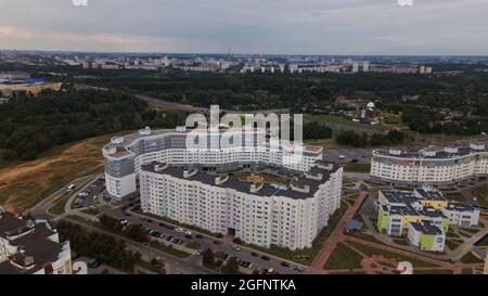 Bloc de ville. Bâtiments modernes de plusieurs étages. Vol au crépuscule au coucher du soleil. Photographie aérienne. Banque D'Images