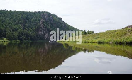 Montagnes de l'Oural du Sud avec une rivière. La nature de l'Oural du Sud en Russie.