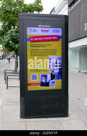 Wood Green, Londres, Royaume-Uni. 26 août 2021. Panneaux d'information sur la vaccination Covid par Haringey Council. Credit: Alamy Live News Banque D'Images