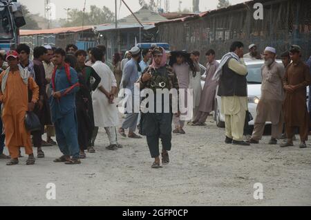 Peshawar, Pakistan. 26 août 2021. Les combattants talibans se tiennent à leurs côtés à un point de passage frontalier entre le Pakistan et l'Afghanistan à Torkham, dans le district de Khyber. (Photo de Hussain Ali/Pacific Press) crédit: Pacific Press Media production Corp./Alay Live News Banque D'Images
