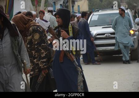 Peshawar, Pakistan. 26 août 2021. Les combattants talibans se tiennent à leurs côtés à un point de passage frontalier entre le Pakistan et l'Afghanistan à Torkham, dans le district de Khyber. (Photo de Hussain Ali/Pacific Press) crédit: Pacific Press Media production Corp./Alay Live News Banque D'Images