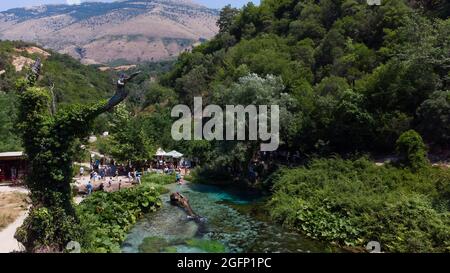 lac avec bleu de l'eau oeil bleu en albanie Banque D'Images