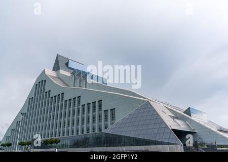 Riga, Lettonie - 19 août 2021 : vue sur le bâtiment de la Bibliothèque nationale de Lettonie dans le centre-ville de Riga Banque D'Images