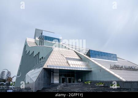 Riga, Lettonie - 19 août 2021 : vue sur le bâtiment de la Bibliothèque nationale de Lettonie dans le centre-ville de Riga Banque D'Images