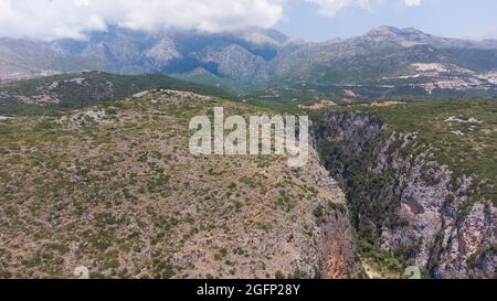 Vue aérienne du canyon sur la plage de Gjipe, Himara, Albanie, Riviera albanaise Banque D'Images