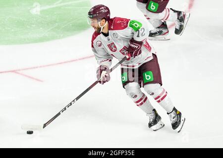 Riga, Arena Riga, qualification olympique, Italie. 26 août 2021. Lettonie, #72 Janis JAKs (Lettonie) avec le palet (Suisse/Croatie OUT) Credit: SPP Sport Press photo. /Alamy Live News Banque D'Images