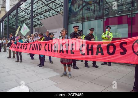 Londres, Royaume-Uni. 26 août 2021. Des manifestants à l'extérieur du Département des affaires, de l'énergie et de la stratégie industrielle. Extinction les manifestants de la rébellion ont défilé de Hyde Park au ministère des Affaires, de l'énergie et de la Stratégie industrielle dans le cadre de leur campagne de deux semaines, l'Impossible rébellion, appelant le gouvernement britannique à agir de manière significative sur la crise climatique et écologique. (Crédit : Vuk Valcic / Alamy Live News) Banque D'Images