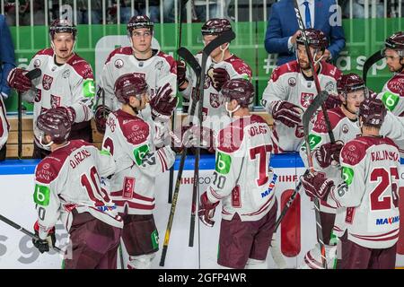 Riga, Arena Riga, qualification olympique, Italie. 26 août 2021. Lettonie, Team Lettonie fête la 4-0 avec le banc (Suisse/Croatie OUT) crédit: SPP Sport Press photo. /Alamy Live News Banque D'Images