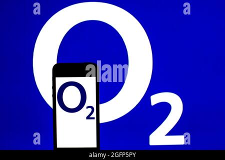 Sur cette photo, un logo O2 apparaît sur un smartphone. Banque D'Images