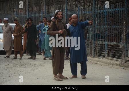 Peshawar, Pakistan. 26 août 2021. Les combattants talibans se tiennent à leurs côtés à un point de passage frontalier entre le Pakistan et l'Afghanistan à Torkham, dans le district de Khyber. (Photo de Hussain Ali/Pacific Press/Sipa USA) crédit: SIPA USA/Alay Live News Banque D'Images