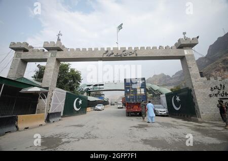 Peshawar, Pakistan. 26 août 2021. Les combattants talibans se tiennent à leurs côtés à un point de passage frontalier entre le Pakistan et l'Afghanistan à Torkham, dans le district de Khyber. (Photo de Hussain Ali/Pacific Press/Sipa USA) crédit: SIPA USA/Alay Live News Banque D'Images