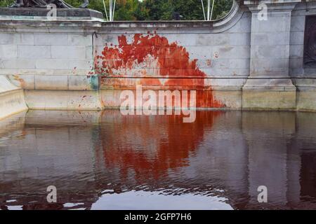 Londres, Royaume-Uni. 26 août 2021. Le sang de contrefaçon est visible au Victoria Memorial pendant la manifestation.des activistes de la rébellion animale ont rempli et couvert la fontaine à l'extérieur du palais de Buckingham de sang de contrefaçon, pour protester contre l'utilisation par la famille royale de ses vastes terres pour l'agriculture animale et la chasse. (Photo de Vuk Valcic/SOPA Images/Sipa USA) crédit: SIPA USA/Alay Live News Banque D'Images