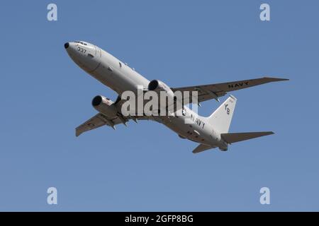 Everett, WA, USA - le 23 août 2021; UN Boeing a construit un avion P-8A Poseidon LF-337 isolé contre un ciel bleu clair Banque D'Images