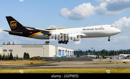 Everett, WA, États-Unis - 23 août 2021; Boeing 747-800 Freighter débarquant en arrière-plan avec l'usine d'avions lors d'un vol d'essai Banque D'Images