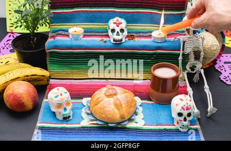 PAN de muerto, crânes et bougies sur un autel du jour des morts. Célébration mexicaine traditionnelle. Banque D'Images