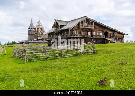 Vieilles maisons en bois sur l'île de Kizhi. Carélie. Russie. Banque D'Images