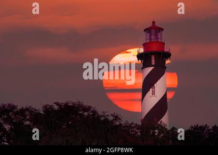 Immense coucher de soleil derrière le phare de St Augustine et le musée St Augustine Florida 165 pieds de haut construit en 1871-1874 Banque D'Images